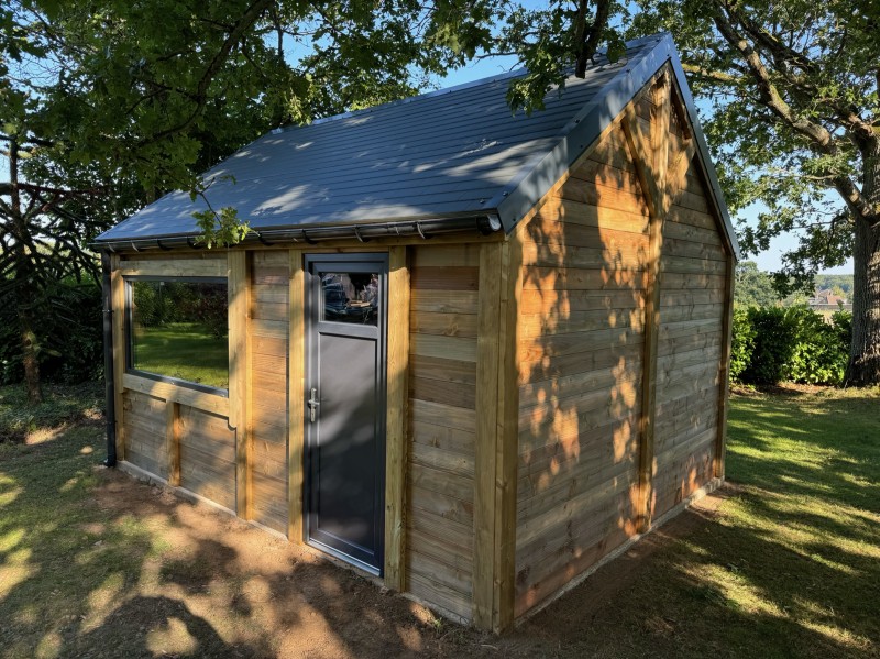 Cabane de jardin réalisée à Conches-en-Ouche avec toiture imitation ardoise