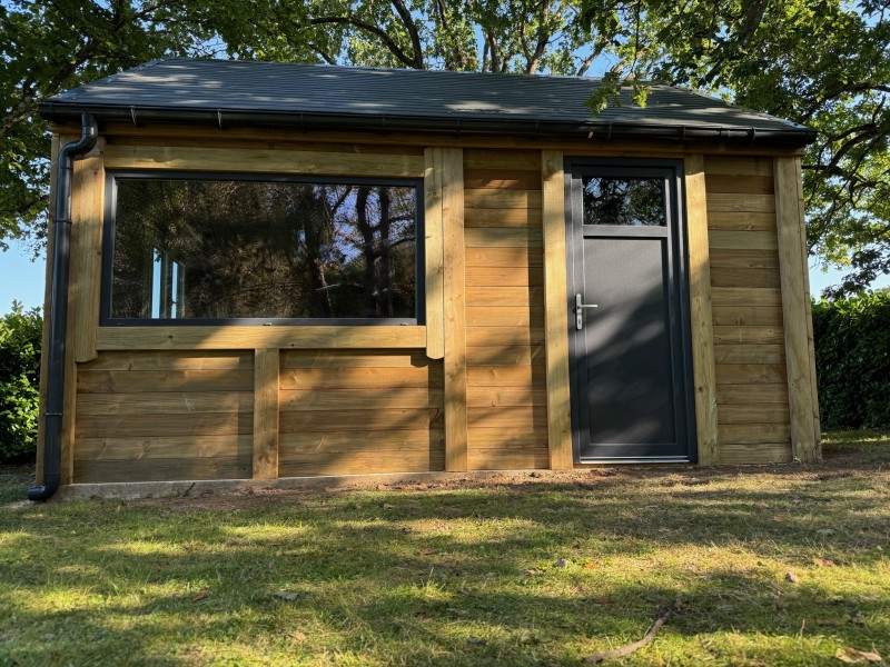 Cabane de jardin réalisée à Conches-en-Ouche avec toiture imitation ardoise